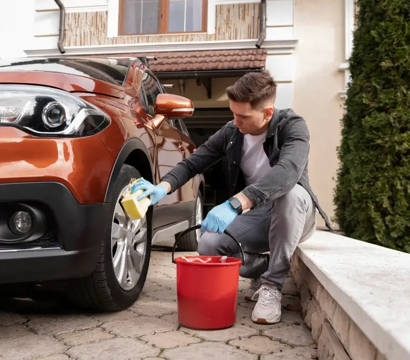 Lavage auto à domicile Saint-Étienne-sur-Chalaronne : professionnel intervenant sur un véhicule